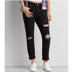 AEO black distressed tomgirl jeans